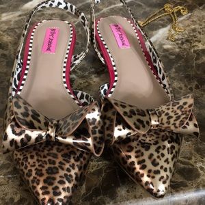 Beautiful women shoes , size 10, colors are brown and tan.